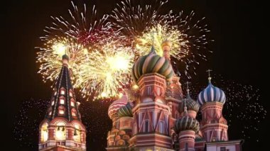 Kutsanmış Basil Tapınağı ve Zafer Günü (2. Dünya Savaşı) onuruna havai fişekler. 