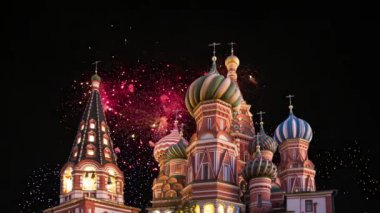 Kutsanmış Basil Tapınağı ve Zafer Günü (2. Dünya Savaşı) onuruna havai fişekler. 