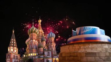 Kutsanmış Basil Tapınağı ve Zafer Günü (2. Dünya Savaşı) onuruna havai fişekler. 