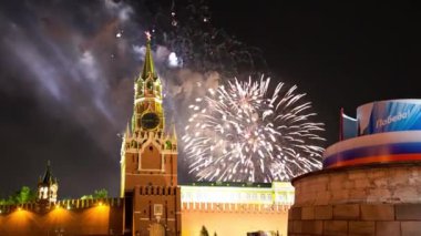 Moskova Kremlin ve Moskova 'nın en popüler manzarası Zafer Bayramı (Wwii), Kızıl Meydan, Moskova, Rusya onuruna havai fişekler.