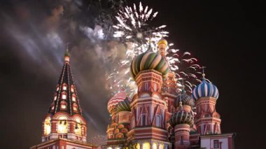 Kutsanmış Basil Tapınağı ve Zafer Günü (2. Dünya Savaşı) onuruna havai fişekler.