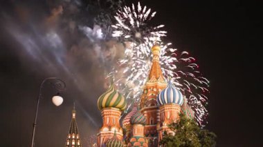 Kutsanmış Basil Tapınağı ve Zafer Günü (2. Dünya Savaşı) onuruna havai fişekler.