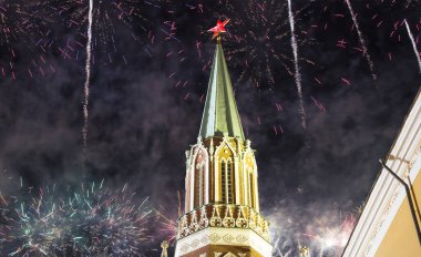 Moskova Kremlin ve Moskova 'nın en popüler manzarası Zafer Bayramı (Wwii), Kızıl Meydan, Moskova, Rusya onuruna havai fişekler.  