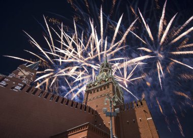 Zafer Bayramı (Wwii), Kızıl Meydan, Moskova, Rusya şerefine Spasskaya Kulesi ve havai fişekler   