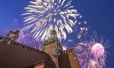 Zafer Bayramı (Wwii), Kızıl Meydan, Moskova, Rusya şerefine Spasskaya Kulesi ve havai fişekler   