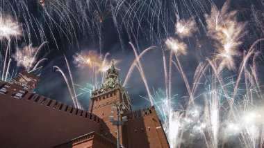 Zafer Bayramı (Wwii), Kızıl Meydan, Moskova, Rusya şerefine Spasskaya Kulesi ve havai fişekler   