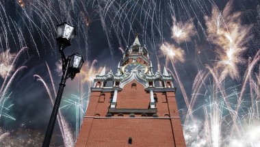 Zafer Bayramı (Wwii), Kızıl Meydan, Moskova, Rusya şerefine Spasskaya Kulesi ve havai fişekler   