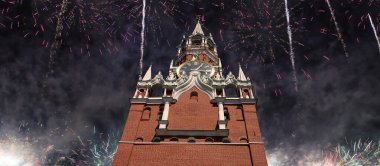 Zafer Bayramı (Wwii), Kızıl Meydan, Moskova, Rusya şerefine Spasskaya Kulesi ve havai fişekler   