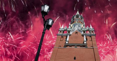 Zafer Bayramı (Wwii), Kızıl Meydan, Moskova, Rusya şerefine Spasskaya Kulesi ve havai fişekler   