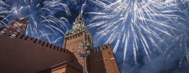 Zafer Bayramı (Wwii), Kızıl Meydan, Moskova, Rusya şerefine Spasskaya Kulesi ve havai fişekler   