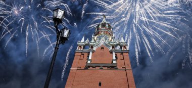 Zafer Bayramı (Wwii), Kızıl Meydan, Moskova, Rusya şerefine Spasskaya Kulesi ve havai fişekler   