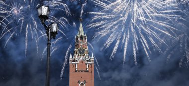 Zafer Bayramı (Wwii), Kızıl Meydan, Moskova, Rusya şerefine Spasskaya Kulesi ve havai fişekler   