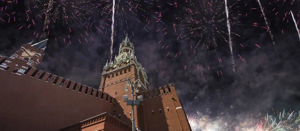 Zafer Bayramı (Wwii), Kızıl Meydan, Moskova, Rusya şerefine Spasskaya Kulesi ve havai fişekler   