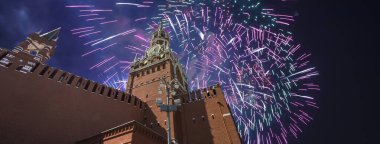 Zafer Bayramı (Wwii), Kızıl Meydan, Moskova, Rusya şerefine Spasskaya Kulesi ve havai fişekler   