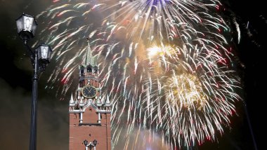 Zafer Bayramı (Wwii), Kızıl Meydan, Moskova, Rusya şerefine Spasskaya Kulesi ve havai fişekler   