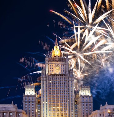 Rusya Federasyonu Dışişleri Bakanlığı ve Zafer Bayramı (2. Dünya Savaşı) onuruna havai fişekler  