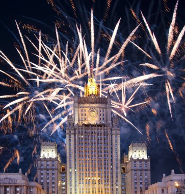 Rusya Federasyonu Dışişleri Bakanlığı ve Zafer Bayramı (2. Dünya Savaşı) onuruna havai fişekler  