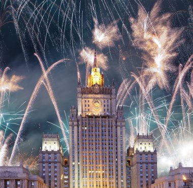 Rusya Federasyonu Dışişleri Bakanlığı ve Zafer Bayramı (2. Dünya Savaşı) onuruna havai fişekler  