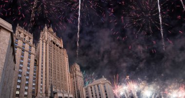 Rusya Federasyonu Dışişleri Bakanlığı ve Zafer Bayramı (2. Dünya Savaşı) onuruna havai fişekler  