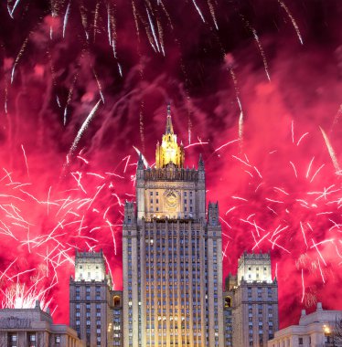 Rusya Federasyonu Dışişleri Bakanlığı ve Zafer Bayramı (2. Dünya Savaşı) onuruna havai fişekler  
