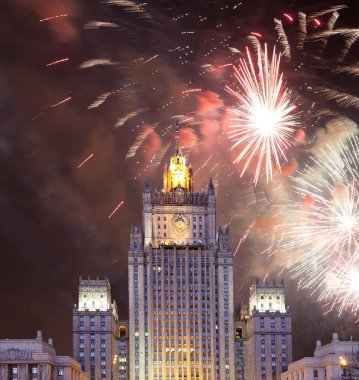 Rusya Federasyonu Dışişleri Bakanlığı ve Zafer Bayramı (2. Dünya Savaşı) onuruna havai fişekler  