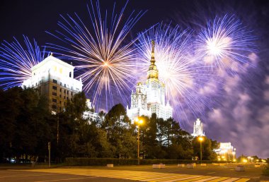 Moskova Üniversitesi (ana bina) ve havai fişekler Zafer Bayramı 'nın (Wwii) şerefine, Rusya  