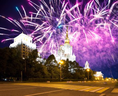 Moskova Üniversitesi (ana bina) ve havai fişekler Zafer Bayramı 'nın (Wwii) şerefine, Rusya  