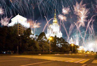 Moskova Üniversitesi (ana bina) ve havai fişekler Zafer Bayramı 'nın (Wwii) şerefine, Rusya  