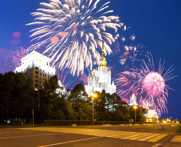 Universidad Moscú Edificio Principal Fuegos Artificiales Honor Celebración Del Día —  Fotos de Stock