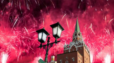 Troitskaya (Trinity) Kulesi ve Zafer Bayramı (2. Dünya Savaşı) anısına havai fişekler, Moskova Kremlin, Rusya 