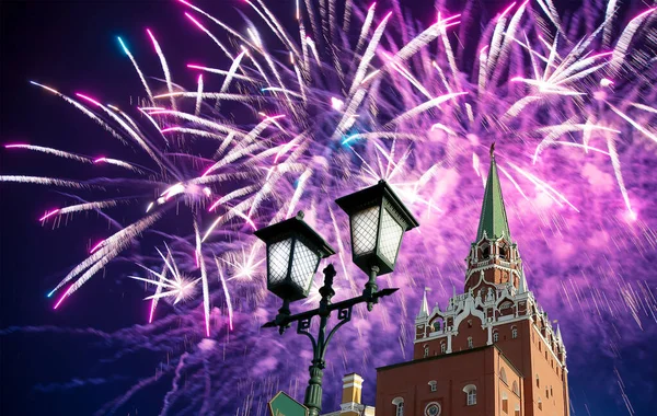Πύργος Troitskaya Trinity Και Πυροτεχνήματα Προς Τιμήν Του Εορτασμού Της — Φωτογραφία Αρχείου