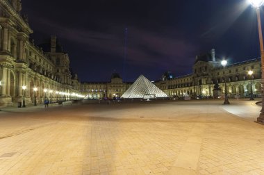 Louvre Sarayı (gece), Paris, Fransa
