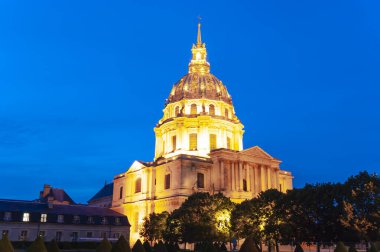 Les Invalides (The National Residence of the Invalids) gece vakti. Paris, Fransa  