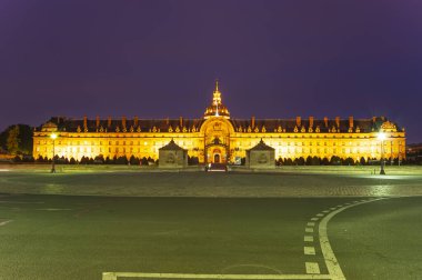 Les Invalides (The National Residence of the Invalids) gece vakti. Paris, Fransa  