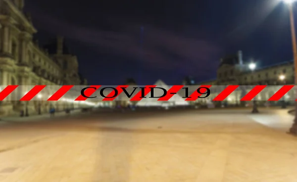 フランス エイプリル社 2020年10月 フランス パリのコロナウイルス Covid 19のサイン Covidパンデミックとヨーロッパ旅行の概念 ルーヴル宮殿 — ストック写真