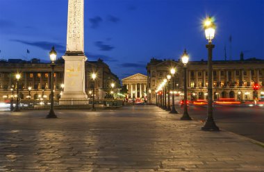 Concorde Meydanı ve Luxor Obelisk Gecesi, Paris, Fransa 