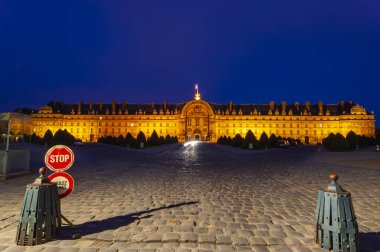 Les Invalides (The National Residence of the Invalids) gece vakti. Paris, Fransa  