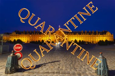 Paris, Fransa 'da Coronavirus. Bulanık bir arka planda karantina işareti. COVID salgını ve Avrupa 'ya seyahat kavramı. Les Invalides (Engellilerin Ulusal Konutu) Geceleyin