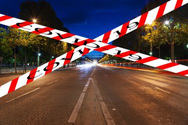 Paris, Fransa 'da Coronavirus. Covid-19 işareti. COVID salgını ve Avrupa 'ya seyahat kavramı. Gece Champs-Elysees Bulvarı