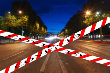 Paris, Fransa 'da Coronavirus. Bulanık arkaplanda Covid-19 işareti var. COVID salgını ve Avrupa 'ya seyahat kavramı. Gece Champs-Elysees Bulvarı