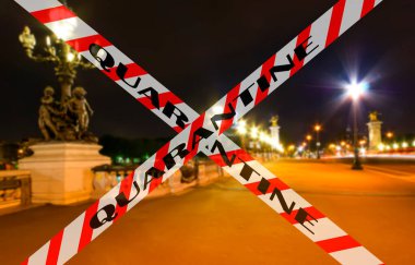 Paris, Fransa 'da Coronavirus. Bulanık bir arka planda karantina işareti. COVID salgını ve Avrupa 'ya seyahat kavramı. Geceleri Alexander Köprüsü.