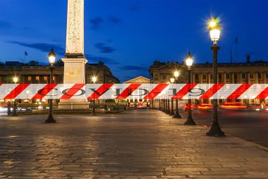 Paris, Fransa 'da Coronavirus. Covid-19 işareti. COVID salgını ve Avrupa 'ya seyahat kavramı. Gece Konkord ve Luxor Obelisk Konkordu