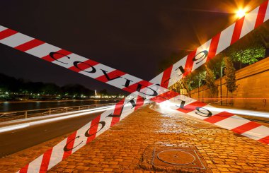 Paris, Fransa 'da Coronavirus. Covid-19 işareti. COVID salgını ve Avrupa 'ya seyahat kavramı. Geceleri seine seti (Alexander III köprüsü yakınlarında))