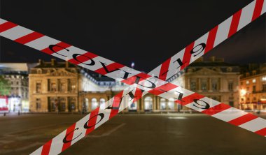 Paris, Fransa 'da Coronavirus. Bulanık arkaplanda Covid-19 işareti var. COVID salgını ve Avrupa 'ya seyahat kavramı. Geceleyin Paris 'in tarihi merkezi