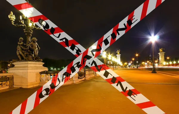 巴黎的科罗纳威斯 隔离标志 Covid大流行病的概念和在欧洲旅行 亚历山大三世桥在晚上 — 图库照片