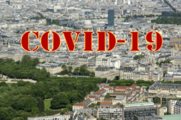 フランス パリのコロナウイルス 背景がぼやけているCovid 19のサイン Covidパンデミックとヨーロッパ旅行の概念 昼間のスカイライン — ストック写真