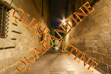 Barselona, İspanya 'da Coronavirus. Karantina işareti. COVID salgını ve Avrupa 'ya seyahat kavramı. Geceleri Gotik Bölge