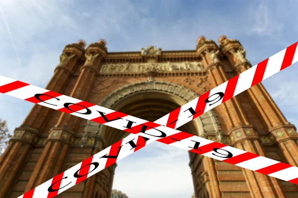 バルセロナ スペインのコロナウイルス 背景がぼやけているCovid 19のサイン Covidパンデミックとヨーロッパ旅行の概念 凱旋門 — ストック写真