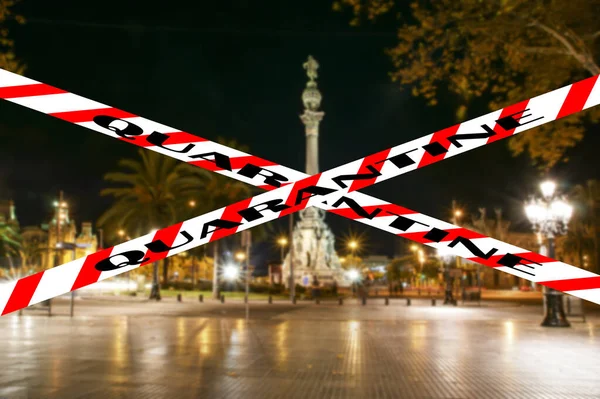 バルセロナ スペインのコロナウイルス 背景がぼやけている隔離標識 Covidパンデミックとヨーロッパ旅行の概念 夜のチストファー コロンブス記念碑 — ストック写真