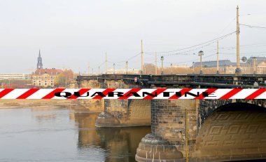 Dresden, Almanya 'da Coronavirus. Elbe nehri üzerindeki köprü manzarası. Karantina işareti. COVID salgını kavramı ve Avrupa 'da seyahat.